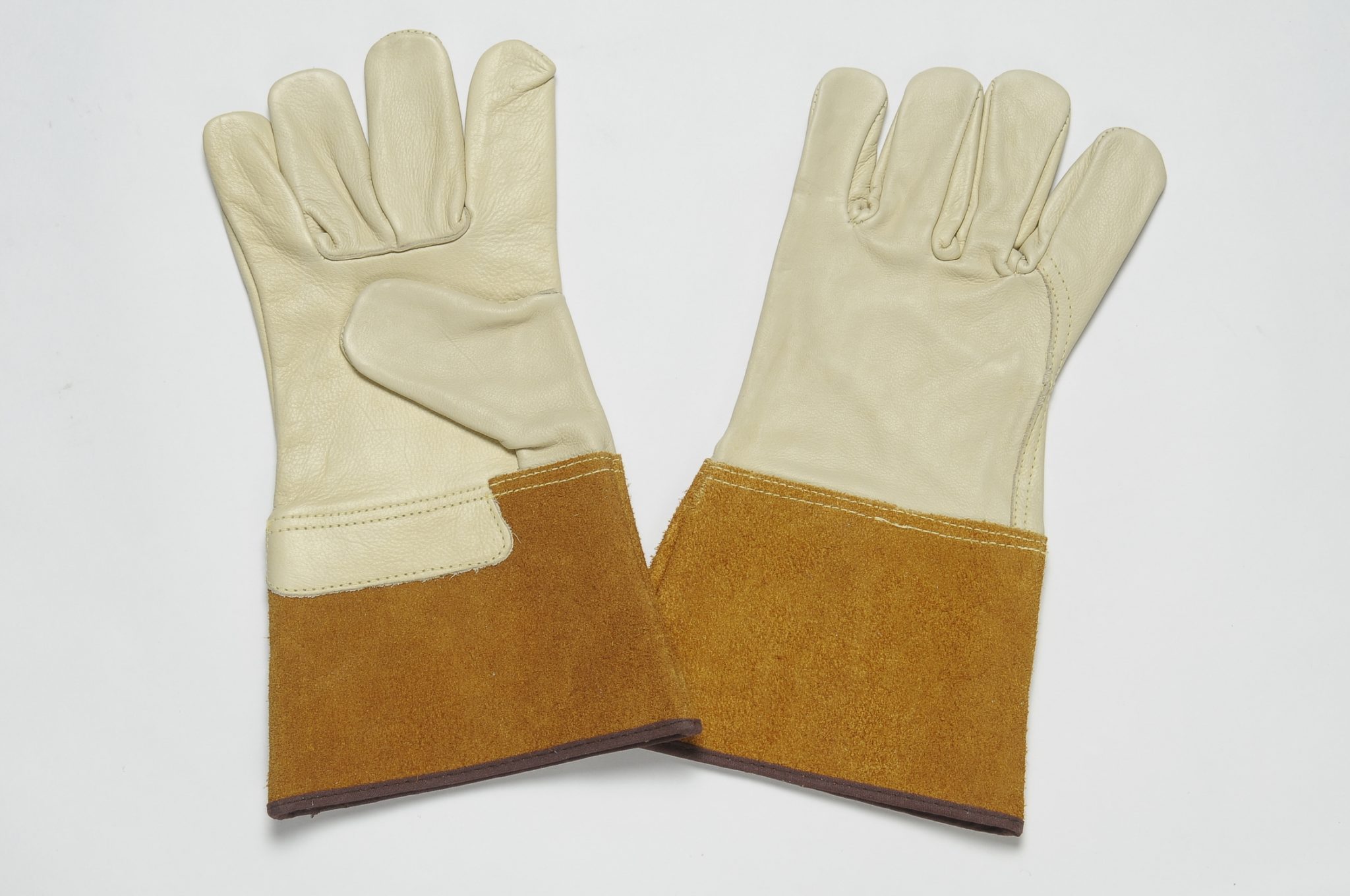 BEIGE ALL LEATHER GLOVES. GRAIN PALM AND BACK. SPLIT CUFF