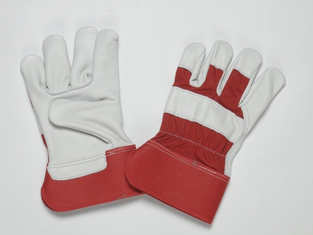 NATURAL GRAIN GLOVES. FLANNEL LINER IN THE PALM. RED CUFF & BACK. ADJUSTIBLE ELASTIC IN THE WRIST.