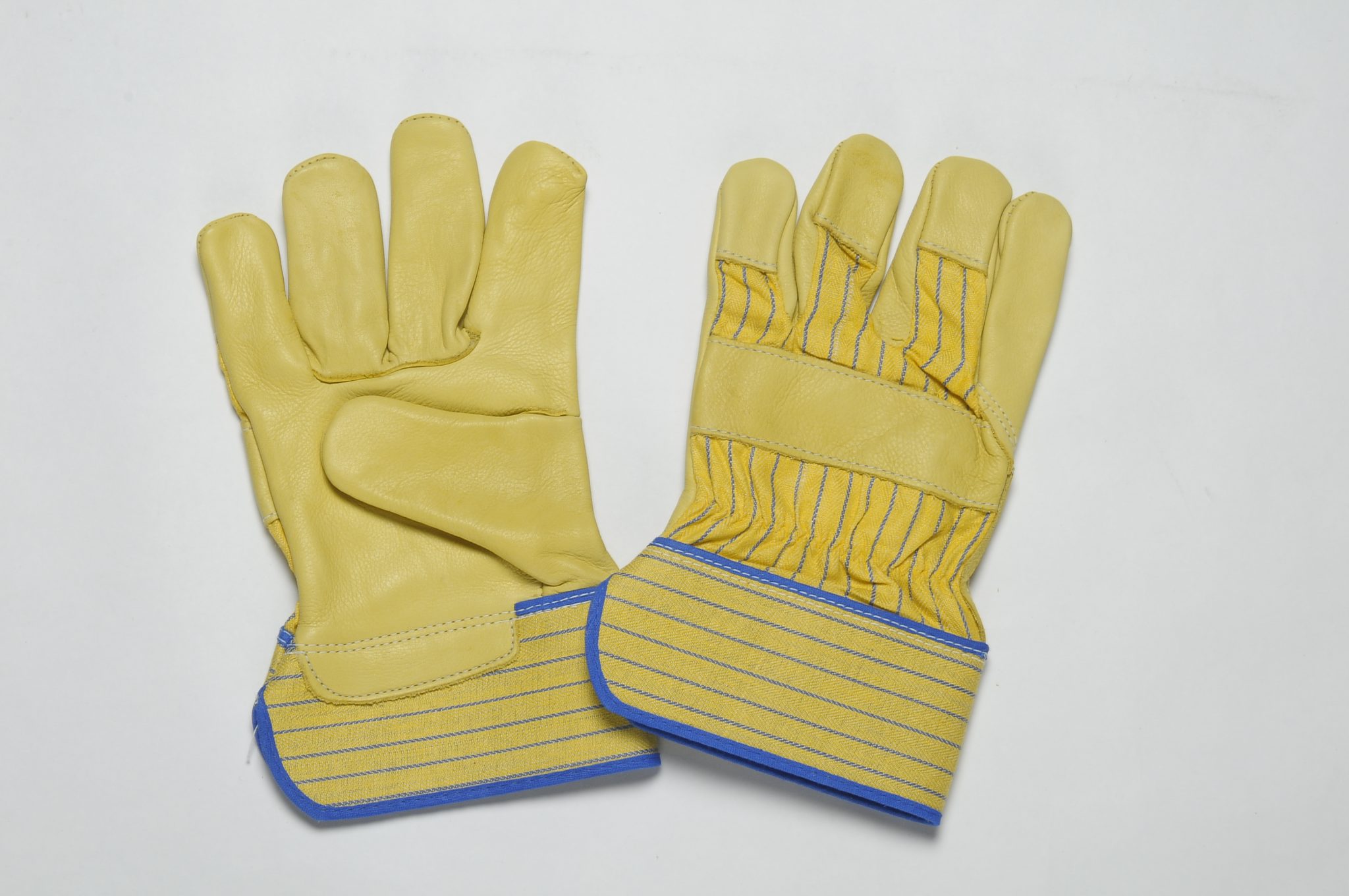 YELLOW GRAIN GLOVES. FLANNEL LINER IN THE PALM. YELLOW BLUE CUFF & BACK. ADJUSTIBLE ELASTIC IN THE WRIST