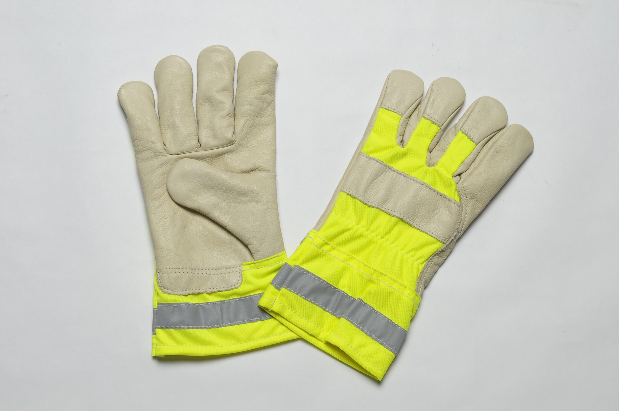 BEIGE GRAIN GLOVES. FLANNEL LINER IN THE PALM. HIGH VISIBILITY CUFF & BACK. ADJUSTABLE ELASTIC IN THE WRIST