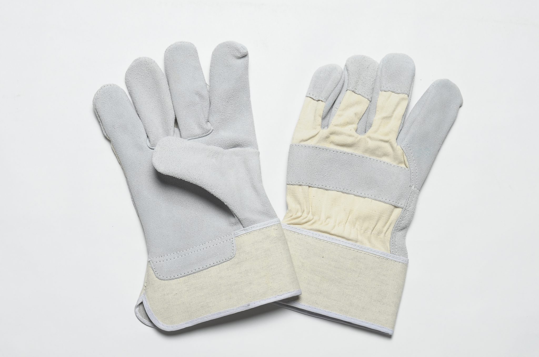 NATURAL SPLIT GLOVES. FLANNEL LINER IN THE PALM. WHITE CUFF & BACK, ADJUSTIBLE ELASTIC IN THE WRIST.