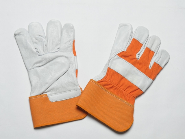 NATURAL SPLIT GLOVES. FLANNEL LINER IN THE PALM. WHITE CANVAS CUFF & BACK, ADJUSTABLE ELASTIC IN THE WRIST.